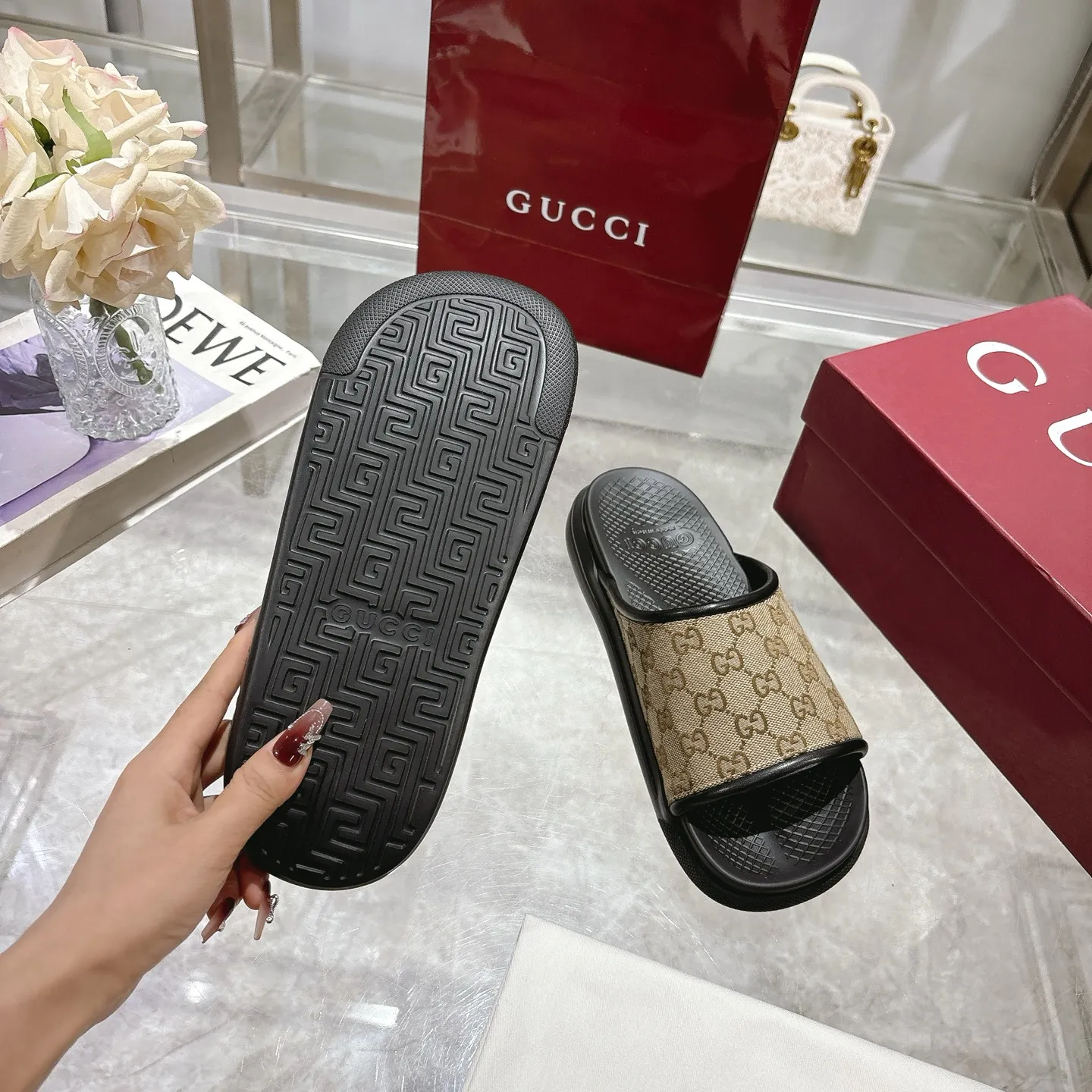p400🐮🐮New summer men's slip-on slippers. Inspired by the summer spirit and beach clubs of the Italian coast, this piece is part of Gucci Lido. The Pre-Fall collection reinterprets the brand's signature elements and sophisticated patterns in a contemporary way. Made from black rubber, these flat sandals feature a slip-on design that reinterprets the brand's distinctive green and red web design. GG Classic Upper Men's Molded Rubber Footbed Gucci Logo Flat Made in Italy Size: Men's 40 to 47,